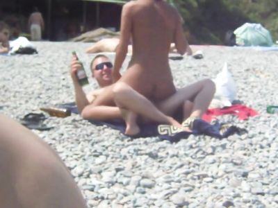 Нудисты на каменистом пляже занимаются сексом на глазах у отдыхающих