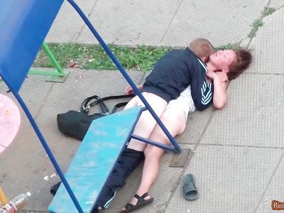 Зритель с балкона на камеру снял секс пьяной парочки на улице