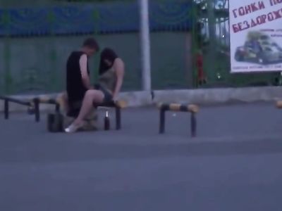 Разврат молодой пьяной парочки на улице Омска на глазах у прохожих