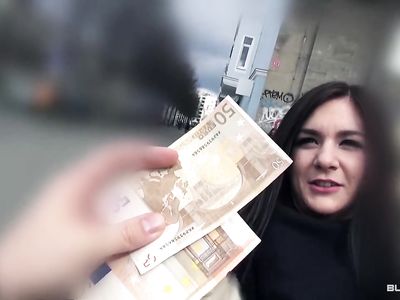 Быстро согласилась потрахаться в автобусе за сотку евро в немецком порно с уличным пикапером