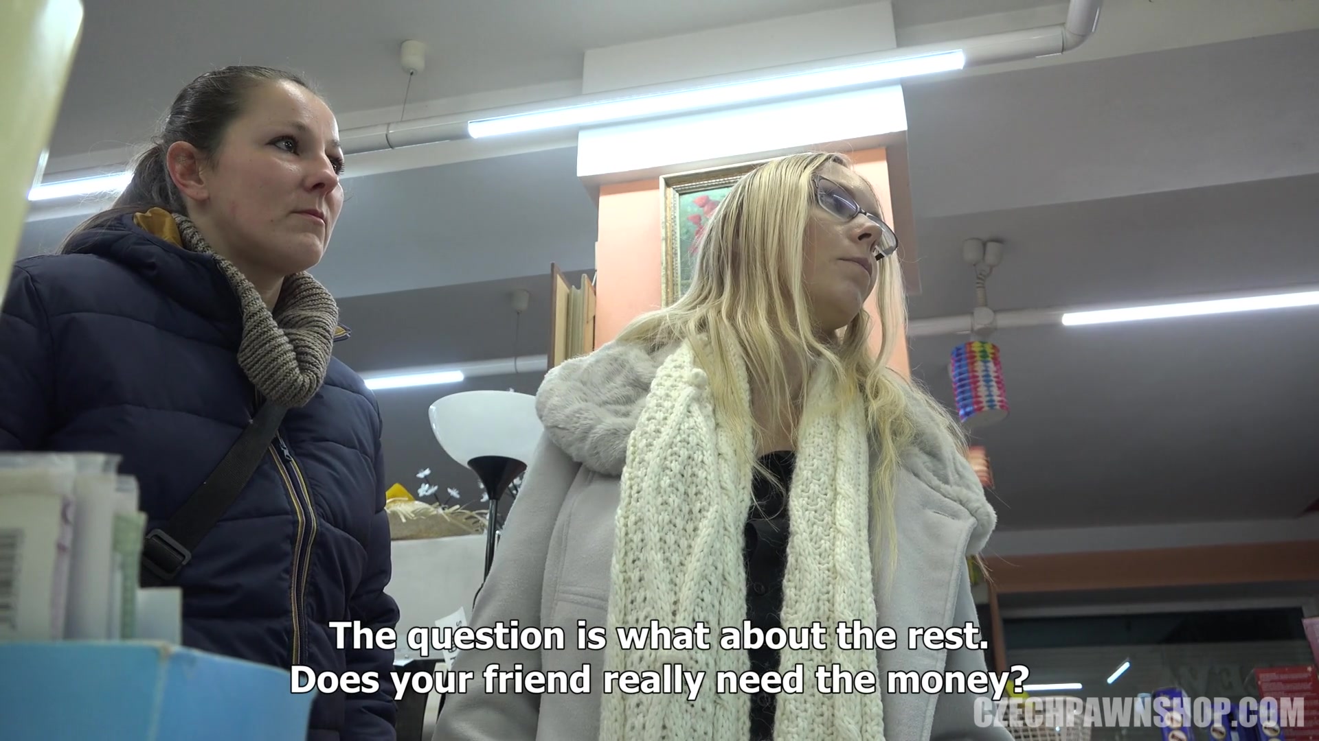 Блондинка из Чехии дает в анал ради расплаты по долгам перед подружкой в  МЖМ групповухе втроем