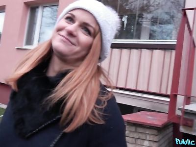 Русская девка согласилась на секс за деньги с пикапером и отвела его к себе ради порно на лестнице