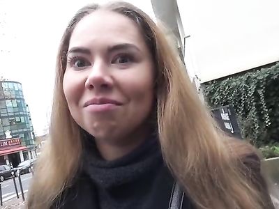 Пузатый ебарь на кастинге трахает русскую девушку в телесных чулочках