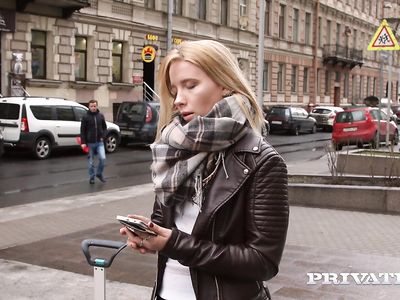 Молоденькая русская блондинка с бритой киской трахается как реальная шлюшка с пикапером с улицы