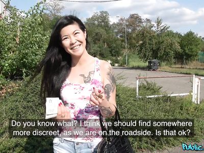 Чешка азиатка готова за деньги подставлять рот и пизду пикаперу на улице