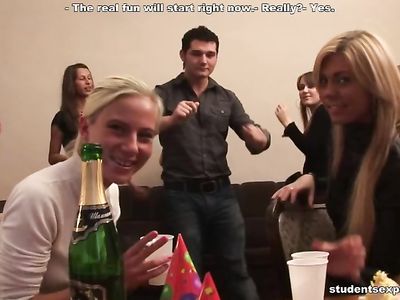 На вечеринке парни устроили реальную оргию с русскими студентками